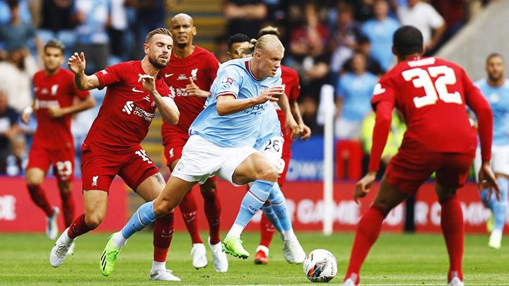 Erling Haaland cô đơn giữa vòng vây của các cầu thủ Liverpool.