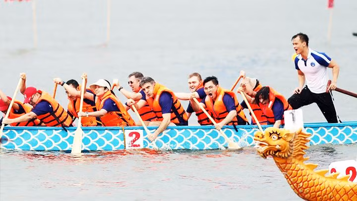 Đội đua thuyền Đại sứ quán Anh nỗ lực về đích.