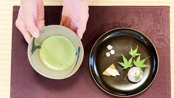 Những chiếc bát trà cổ trị giá hàng chục nghìn USD. Ảnh: CNN