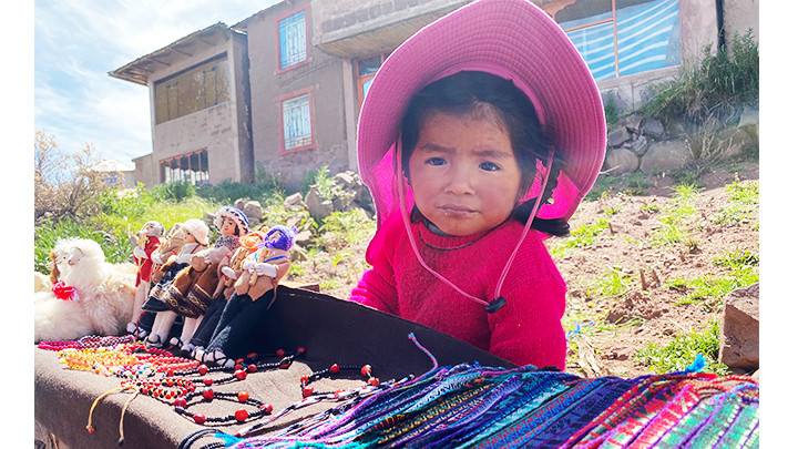 Em bé ở quầy hàng lưu niệm Taquile.