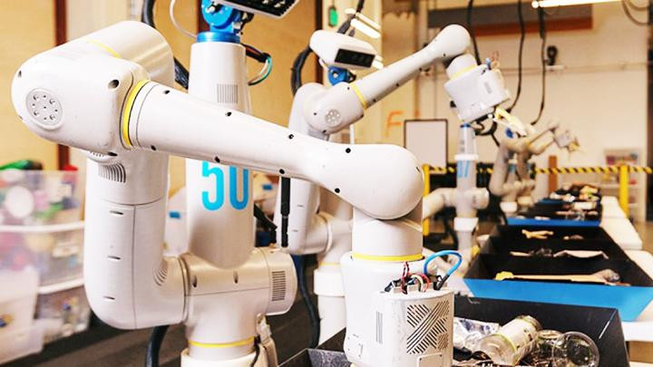 Robot phân loại rác được ứng dụng ngày càng rộng rãi. Ảnh: ANALYTICS INSIGHT