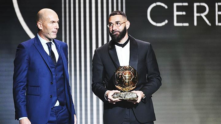 Benzema nhận giải thưởng danh giá từ tay Zidane.
