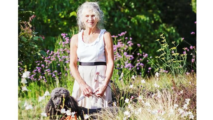Jane Gates trong khu vườn chống hạn của mình. Ảnh: GUIM.CO.UK