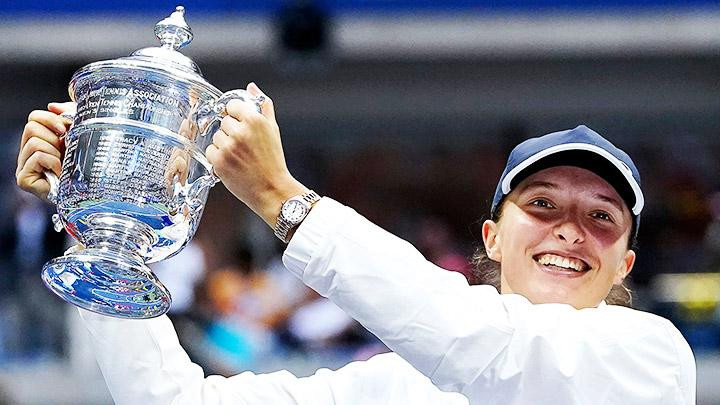 Iga Swiatek với chiếc cup vô địch giải US Open 2022.