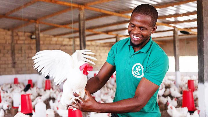 Alassane Dia tìm thấy công việc phù hợp với mình tại Senegal. Ảnh: LE MONDE