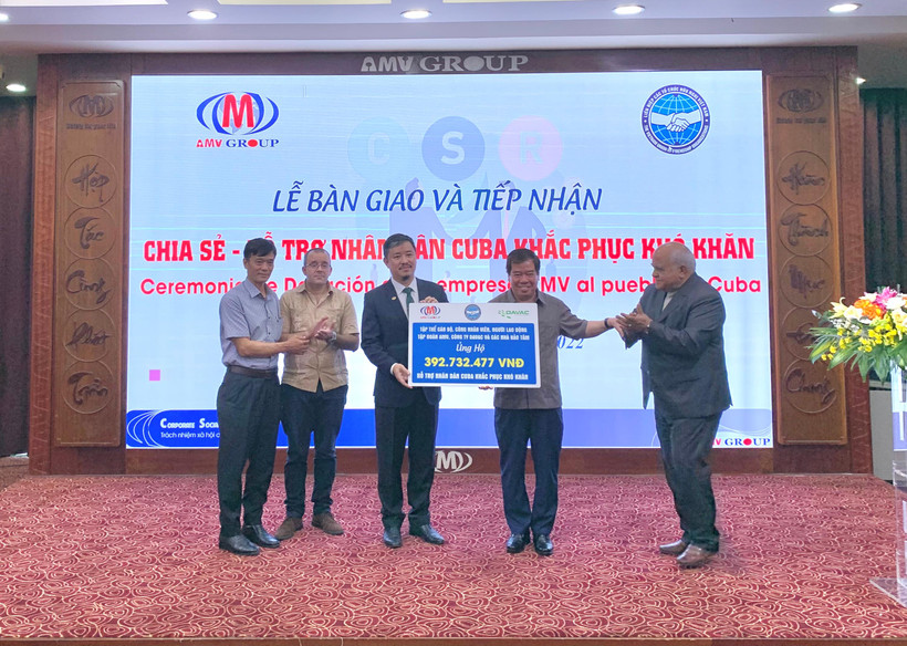 Đại diện Hội Hữu nghị Việt Nam-Cuba và Đại sứ quán Cuba tại Việt Nam tiếp nhận số tiền ủng hộ nhân dân Cuba.