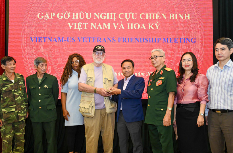 Phó Tổng Biên tập Báo Nhân Dân Đinh Như Hoan tiếp nhận di vật liệt sĩ từ Cựu chiến binh Mỹ Steve Edmunds. (Ảnh Duy Linh).