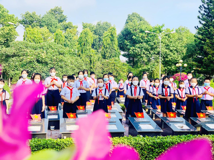 Một số hình ảnh về hoạt động tri ân, tưởng nhớ các anh hùng liệt sĩ ở các địa phương được trưng bày tại triển lãm.