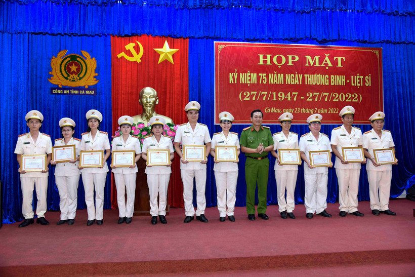 Ban giám đốc Công an tỉnh Cà Mau tặng Giấy khen cho tập thể, cá nhân có thành tích xuất sắc trong công tác chăm sóc thương binh, gia đình liệt sĩ.