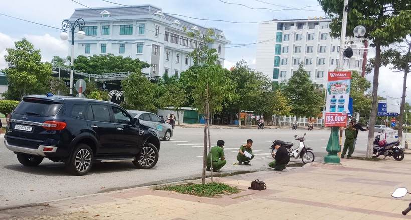 Cơ quan chức năng dựng lại hiện trường vụ tai nạn khiến nạn nhân Hồ Hoàng Anh tử vong.