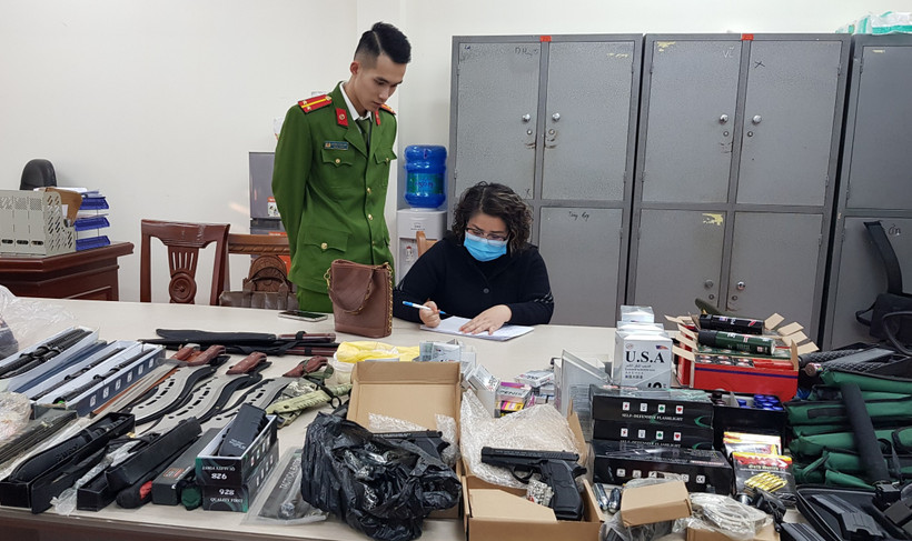 Đối tượng Vũ Thị Dung tại cơ quan điều tra công an thành phố Lạng Sơn. (Ảnh: Việt Dũng)