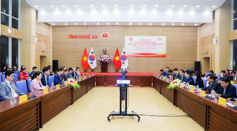 Toàn cảnh buổi hội đàm giữa lãnh đạo tỉnh Nghệ An và thành phố Gwangju (Hàn Quốc).