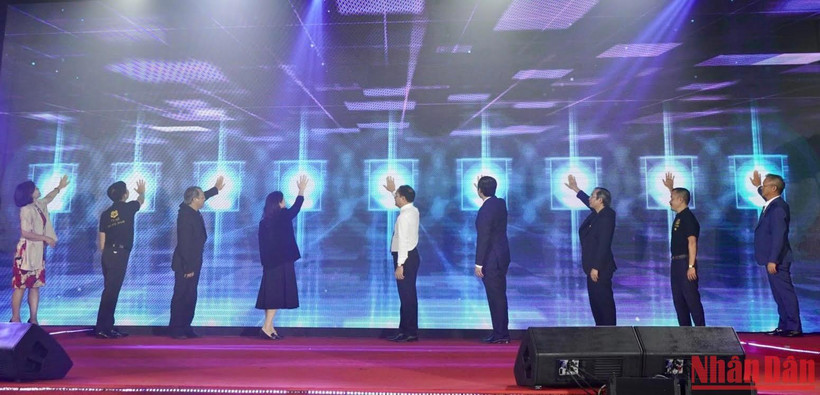 Các đại biểu nhấn nút đưa Quỹ thiện nguyện Bông hồng nhỏ vào hoạt động chính thức.