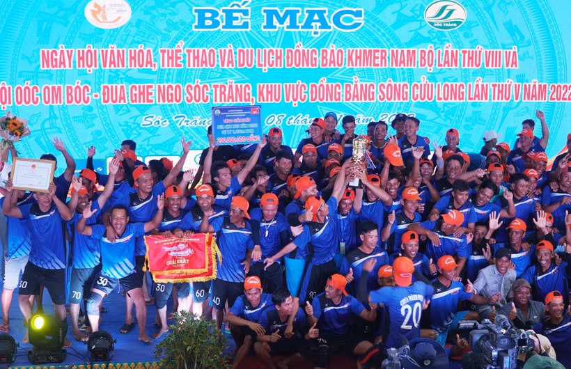 Niềm vui chiến thắng của đội ghe ngo nam.