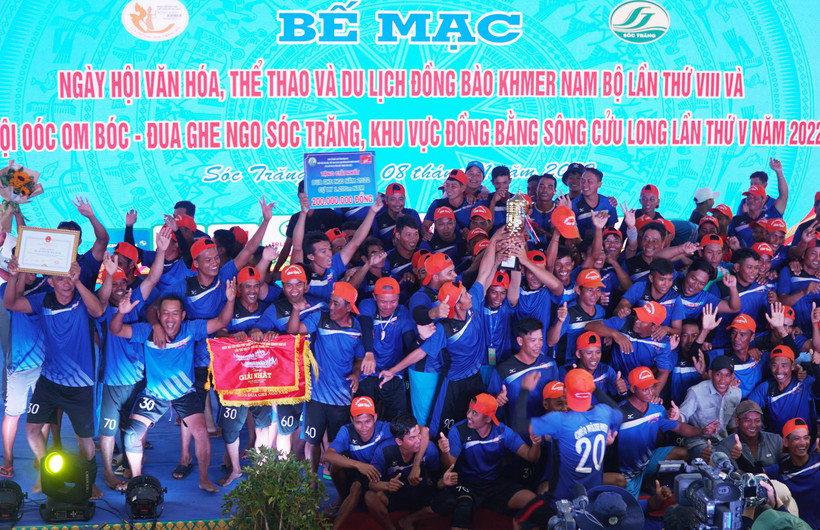 Niềm vui chiến thắng của đội ghe ngo nam.