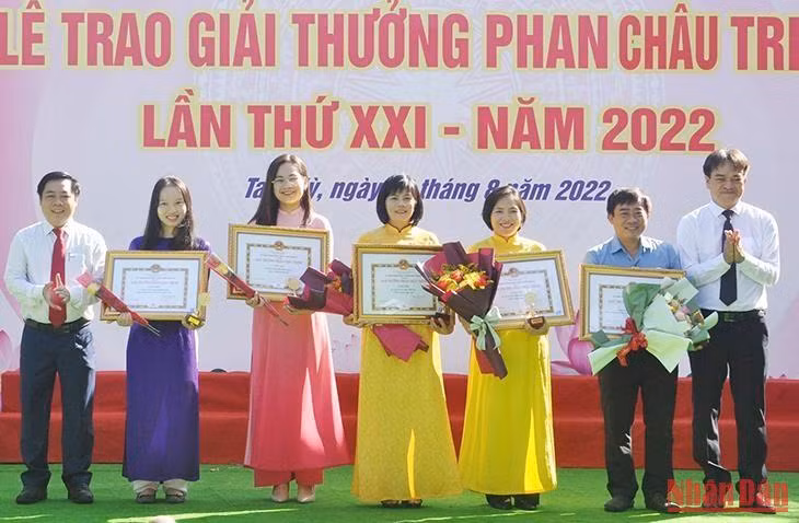Lãnh đạo thành phố tuyên dương các cá nhân đạt học vị tiến sĩ, thạc sĩ.