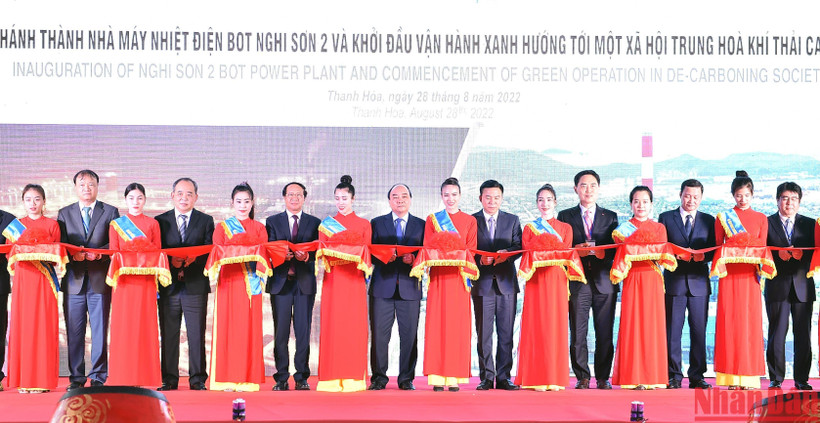 Chủ tịch nước Nguyễn Xuân Phúc và các đại biểu cắt băng khánh thành Nhà máy nhiệt điện BOT Nghi Sơn 2.