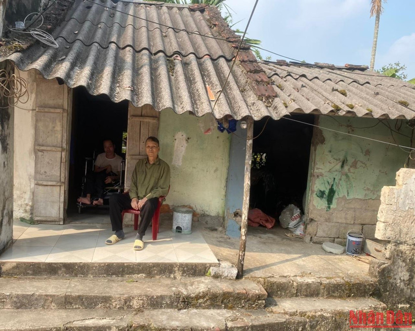 Căn nhà nhỏ liêu xiêu của ông Thảo (Bình Lục, Hà Nam) không có gì đáng giá hơn... chiếc xe lăn người con trai khuyết tật của ông đang ngồi. Cả ông Thảo và con đều là nạn nhân da cam. 