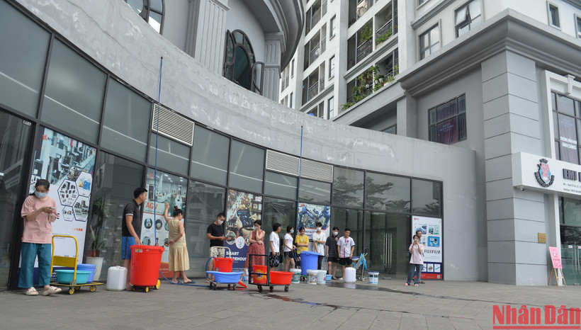 Hàng trăm hộ dân sinh sống tại khu chung cư Hateco Xuân Phương (Nam Từ Liêm, Hà Nội) vẫn sống trong cảnh… khát.