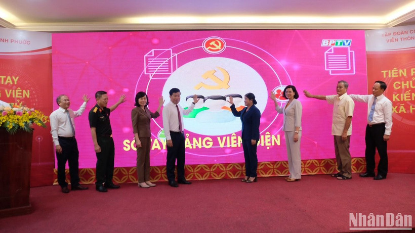 Các đồng chí lãnh đạo tỉnh Bình Phước ấn nút ra mắt sổ tay đảng viên điện tử.