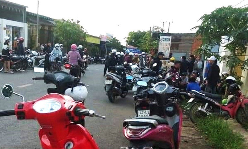 Người dân địa phương đến hỗ trợ đưa các nạn nhân đi cấp cứu sau khi xảy ra vụ nổ.