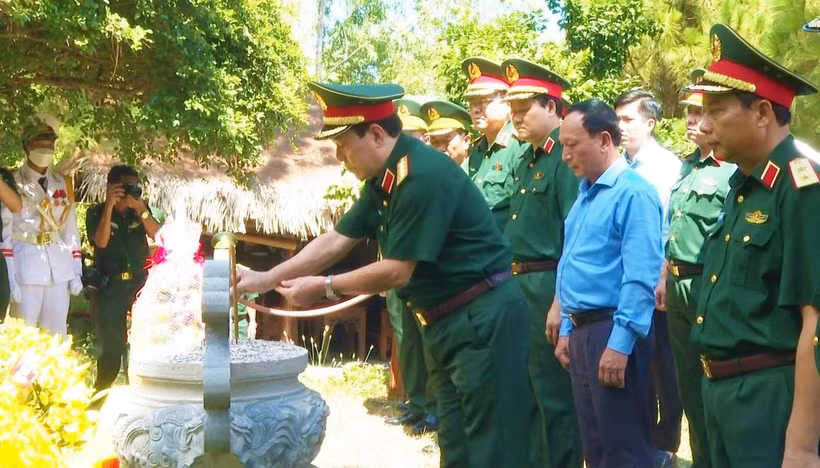 Đại tướng Lương Cường và các đại biểu dâng hương viếng mộ Đại tướng Võ Nguyên Giáp.