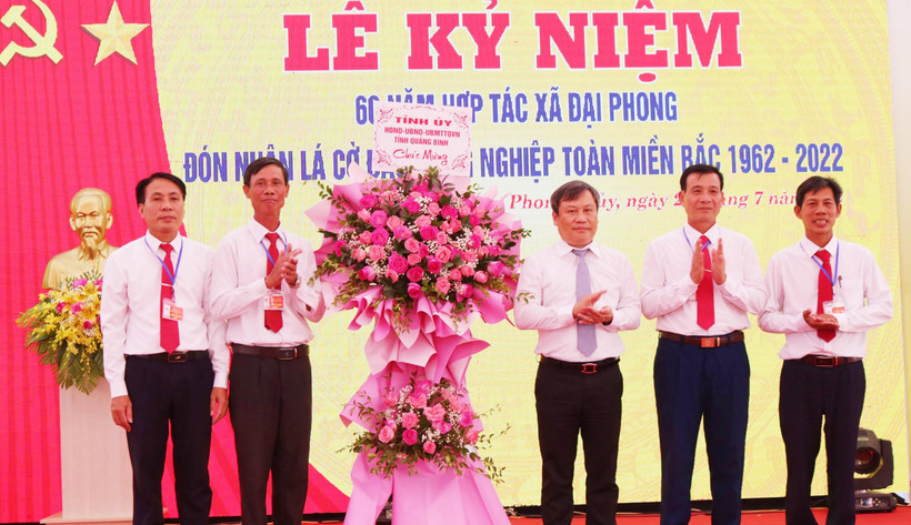 Bí thư Tỉnh ủy Quảng Bình Vũ Đại Thắng tặng hoa chúc mừng Hợp tác xã Đại Phong.