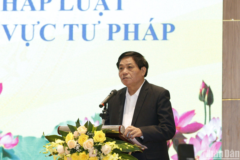 Tổng Biên tập Báo điện tử Đảng Cộng sản Việt Nam Trần Doãn Tiến phát biểu đề dẫn hội thảo.