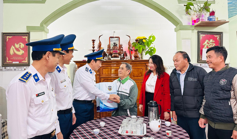 Cán bộ, chiến sĩ Bộ Tư lệnh Vùng Cảnh sát biển 2 thăm hỏi, tặng quà gia đình chính sách, người có công.