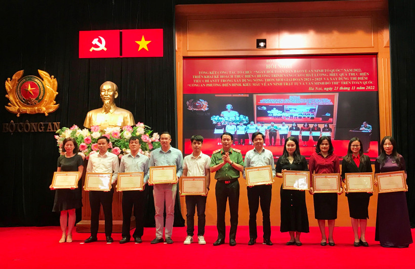 Các tập thể nhận Bằng khen của Bộ Công an vì có thành tích xuất sắc trong công tác chỉ đạo, tham mưu tổ chức “Ngày hội toàn dân bảo vệ an ninh Tổ quốc” năm 2022.