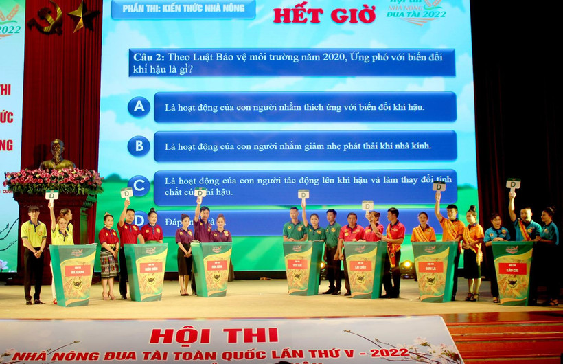 Các đội tham gia phần thi Kiến thức nhà nông.