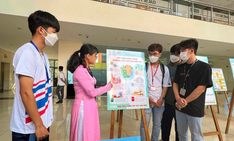 Sinh viên Trường ĐH Tôn Đức Thắng giới thiệu ý tưởng về tiết kiệm điện tại Cuộc thi "Sinh viên chung tay tiết kiệm điện".