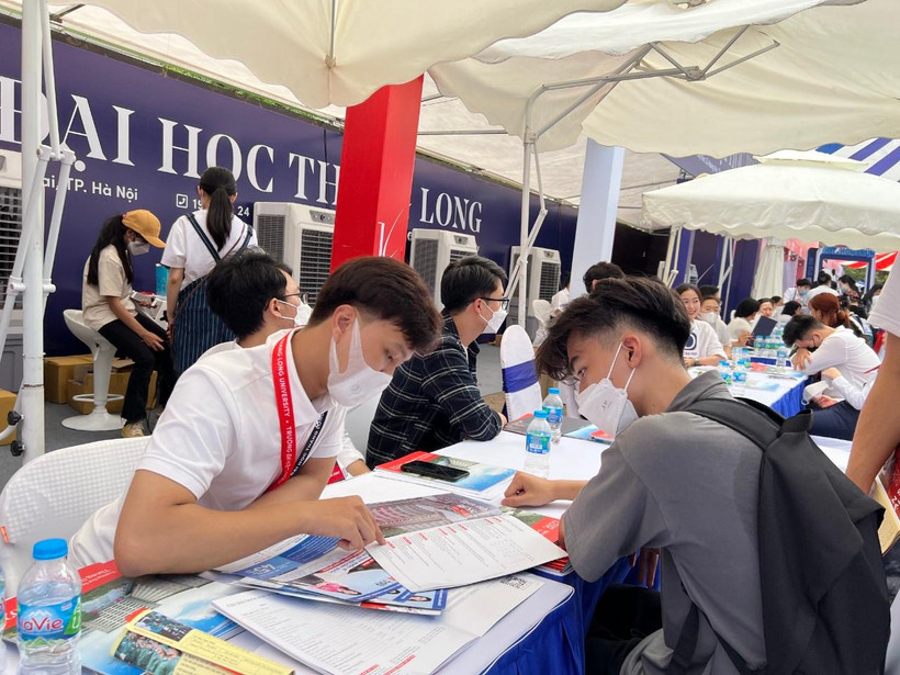 Thí sinh tìm hiểu thông tin tuyển sinh của Đại học Thăng Long.