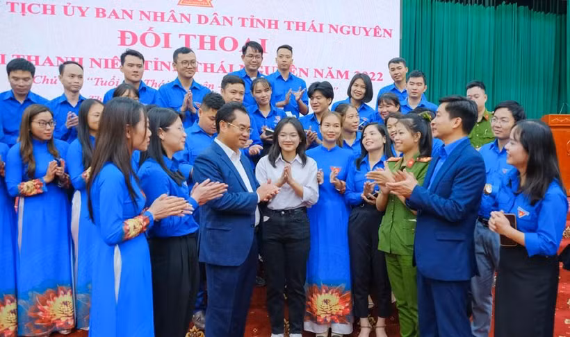 Chủ tịch Ủy ban nhân dân tỉnh Thái Nguyên đối thoại với thanh niên.