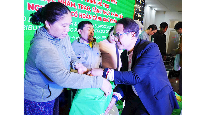 Trao tặng sinh kế cho người có hoàn cảnh khó khăn tại lễ ra mắt Food Bank Bình Định.