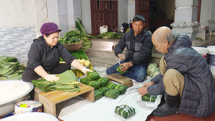 Các thành viên trong gia đình bà Thảo chuẩn bị những mẻ bánh chưng cho khách hàng.