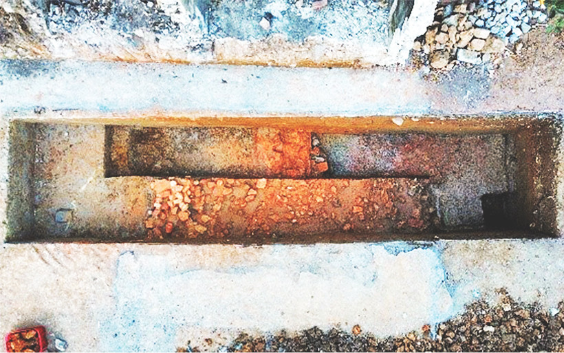 Hố khai quật làm rõ các lớp thành được đắp.