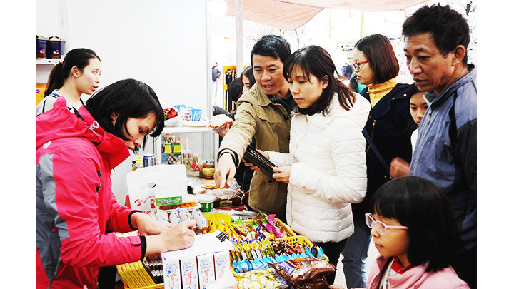 Đẩy mạnh nhiều hoạt động xúc tiến thương mại để kích cầu tiêu dùng trong nước. Ảnh: HẢI NAM