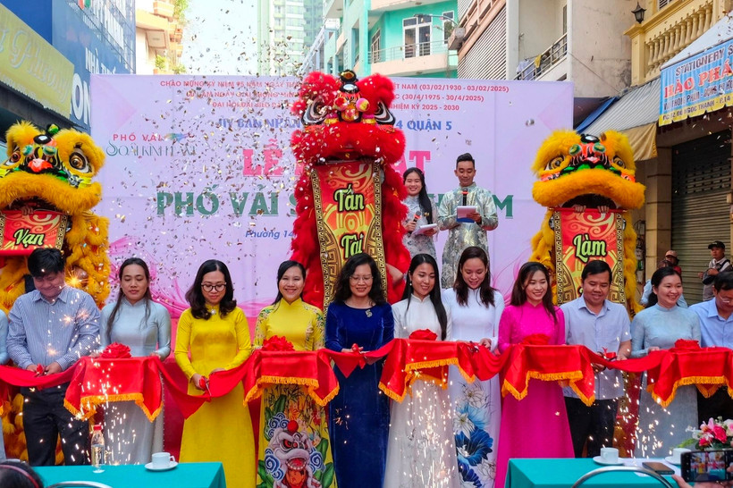 Phố vải gồm 96 công ty, doanh nghiệp và hộ kinh doanh trong ngày khai trương.