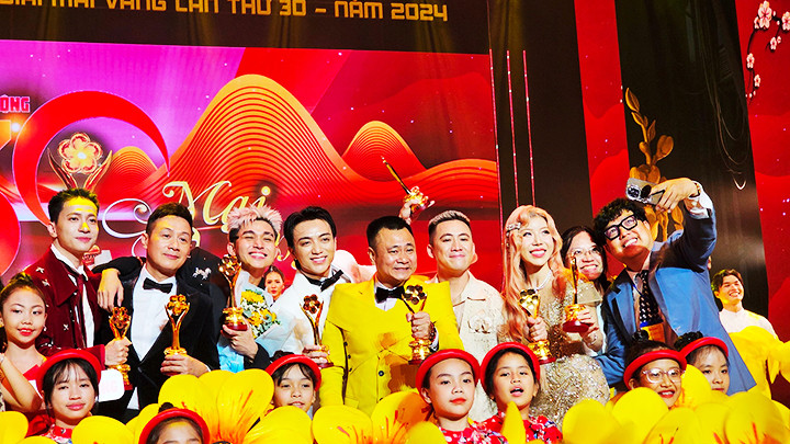 Các nghệ sĩ nhận được giải thưởng Mai vàng lần thứ 30.