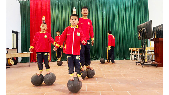 Các em đang tập bài thăng bằng.