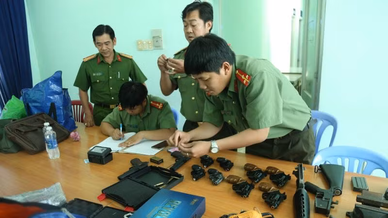 Lực lượng An ninh điều tra kiểm tra tang vật thu giữ tại nơi ở của đối tượng.