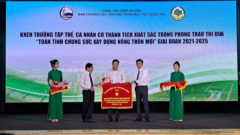 Trao tặng Cờ thi đua cho tập thể xuất sắc tiêu biểu trong xây dựng nông thôn mới.