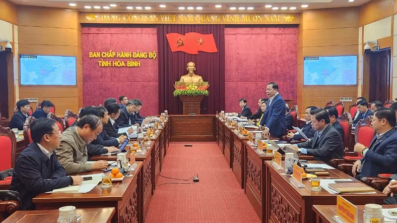 Đồng chí Nguyễn Phi Long, Bí thư Tỉnh ủy Hòa Bình phát biểu tại buổi làm việc.