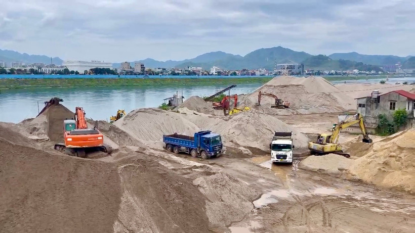 Thành phố Hòa Bình cùng các ngành liên quan khẩn trương kiểm tra việc hoạt động của các bến thủy nội địa trên địa bàn đã hết hạn giấy phép hoạt động.