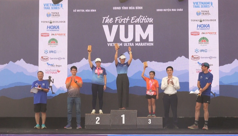 Ban tổ chức trao giải cho các vận động viên.