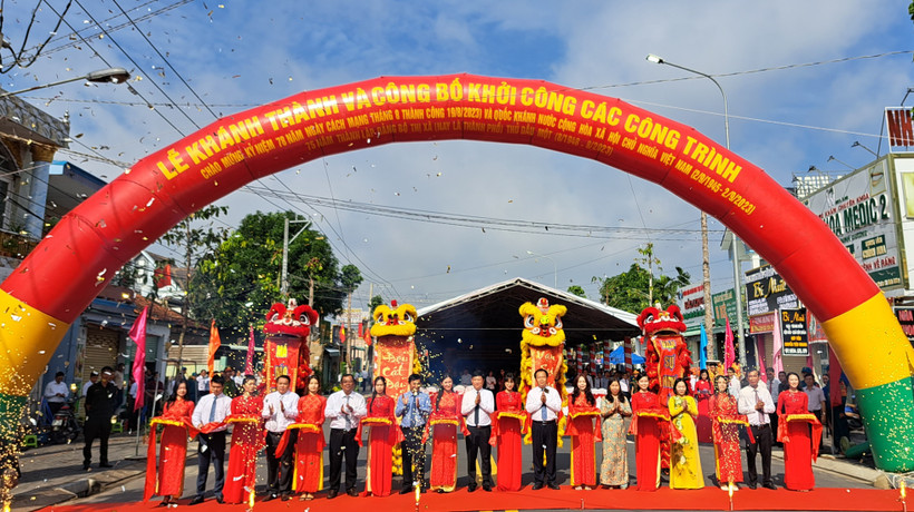 Các đại biểu thực hiện nghi thức lễ khánh thành và khởi công.
