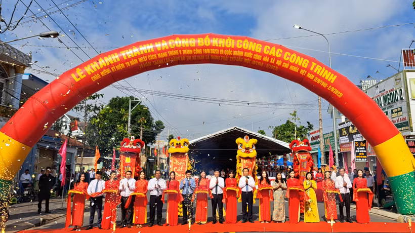 Các đại biểu thực hiện nghi thức lễ khánh thành và khởi công.