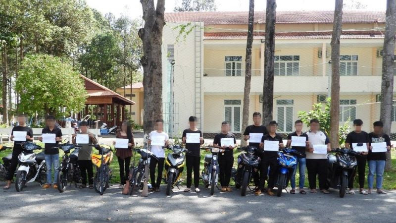 Các đối tượng có hành vi tụ tập thành đoàn, điều khiển xe mô-tô tốc độ cao gây mất trật tự.