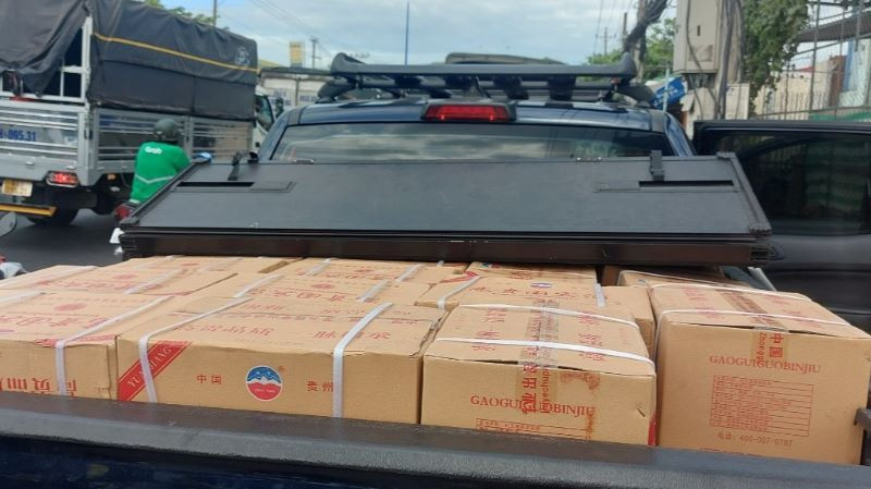Ô-tô vận chuyển 300 chai rượu ngoại không có hóa đơn chứng từ.